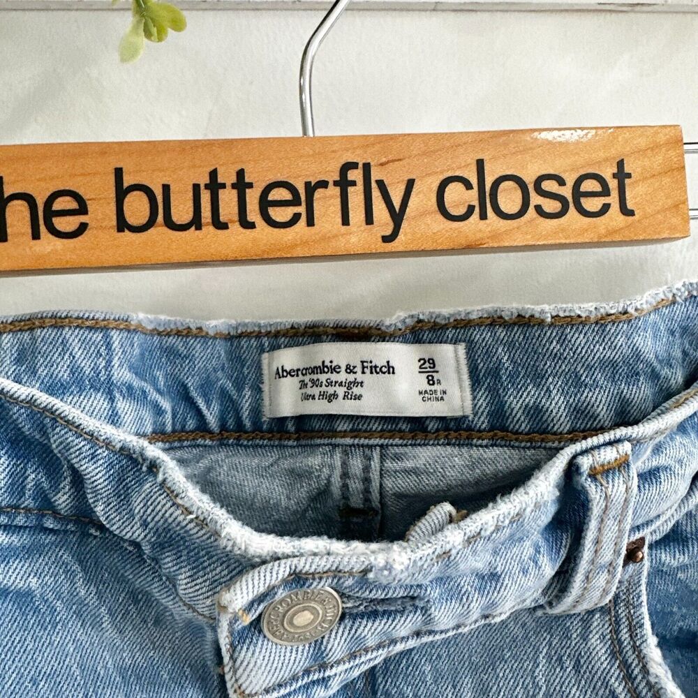 Abercrombie The 90's Straight Ultra High Rise Distressed Light Wash Jean size 8 - Picture 2 of 3